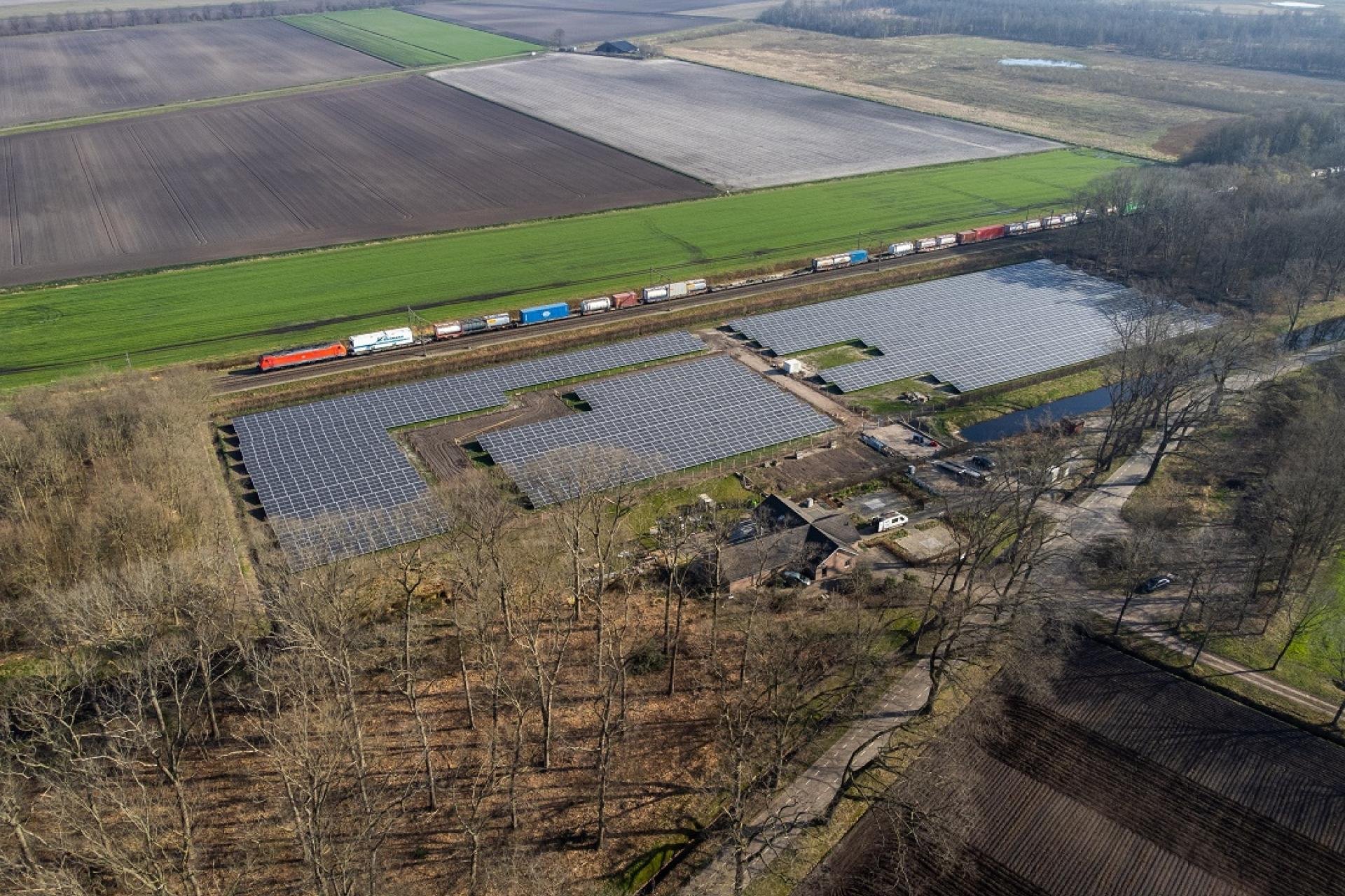 Luchtfoto van de zonneweide in Griendtsveen