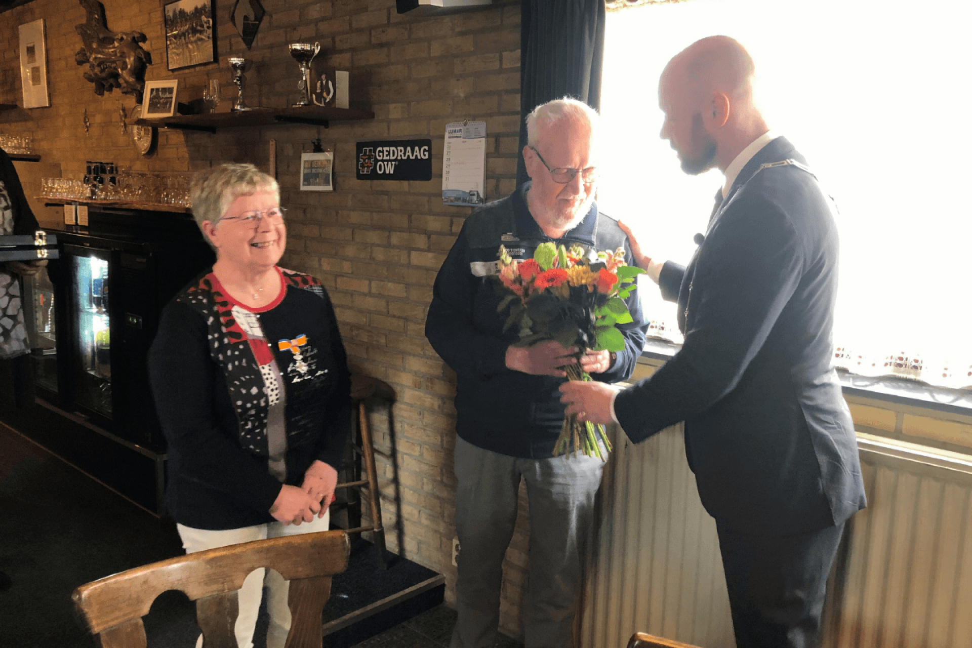 Thea van de Moosdijk-Wijnhoven uit Horst ontvangt een koninklijke onderscheiding uit handen van burgemeester Ryan Palmen
