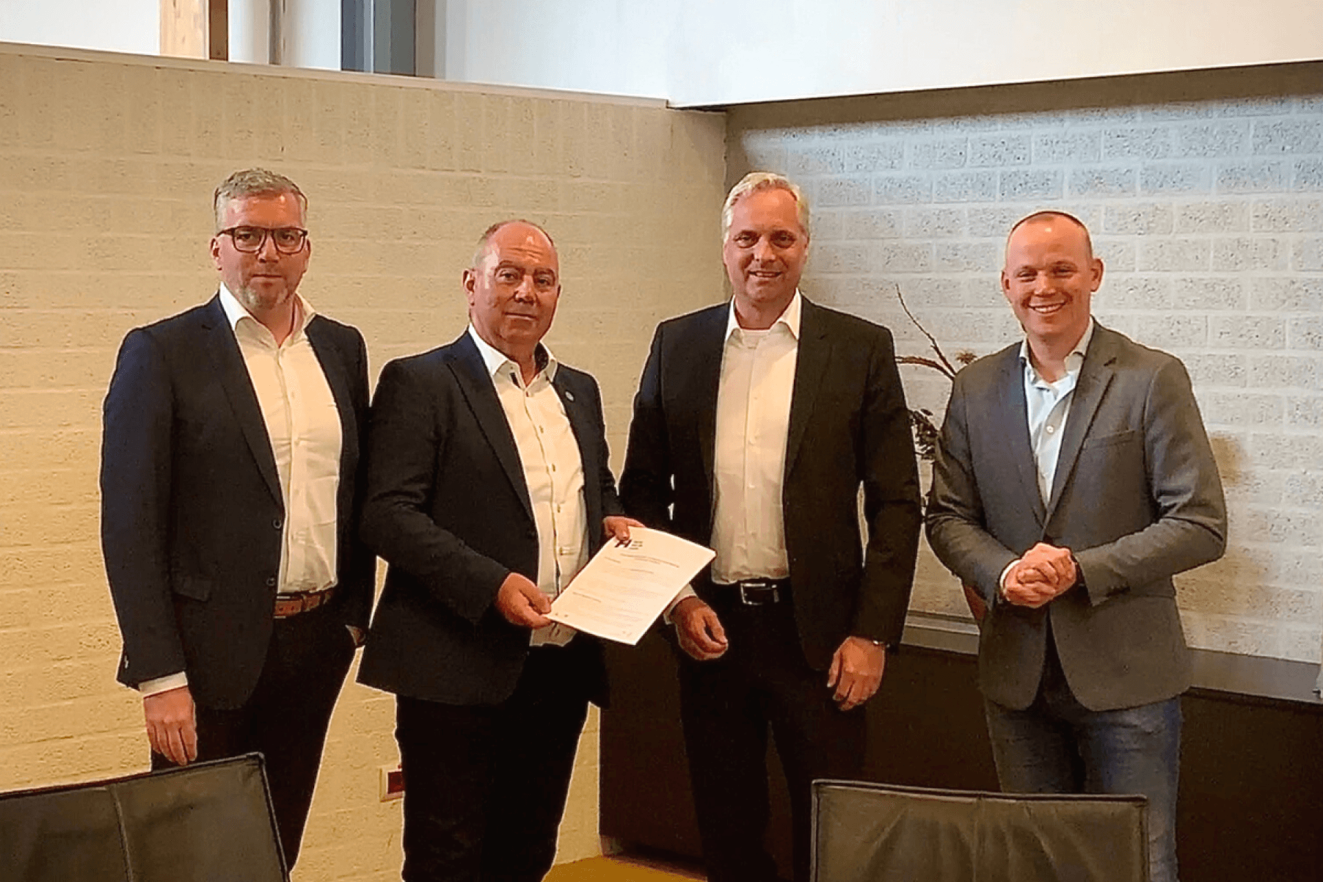 Ondertekening intentieovereenkomst woningbouwontwikkeling D'n Crouwel in Sevenum door André van den Brand, Eric Beurskens, Roy Bouten en Stefan Jansen